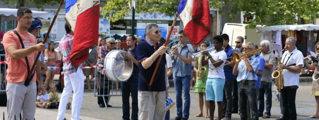 Les porte-drapeaux et l'Harmonie de la Chazotte à l'honneur. Photo Guy Crozier