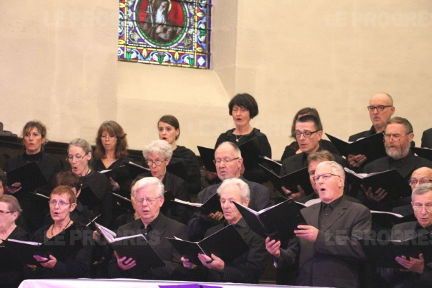 Une partie
des choristes de Symphonia.  Photos Marcel Rascle