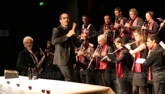 Jean-Pierre
Bodin (à gauche) et l'Harmonie de la Chazotte.  Photo Guy Crozier