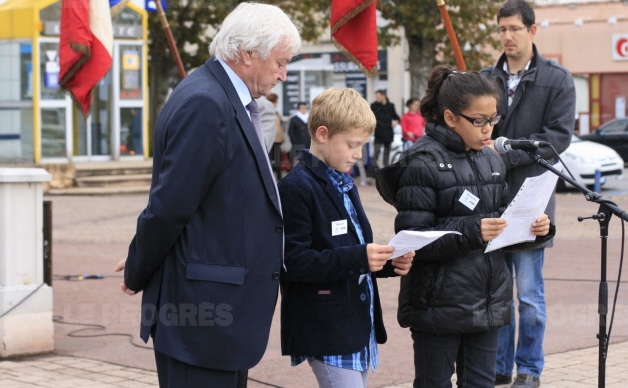 Pascal
Garrido (maire) avec Alexis et Manolia.  Photo Guy Crozier