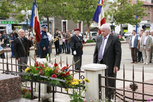 Pascal
Garrido, devant les porte-drapeaux, le public et l'Harmonie déposait une gerbe.
 Photo Guy Crozier
