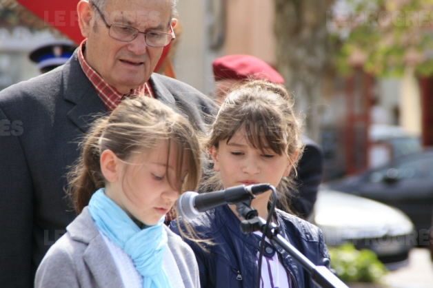 Loanne et
Cassandre lisaient le texte de l'Ufac.  Photo Guy Crozier
