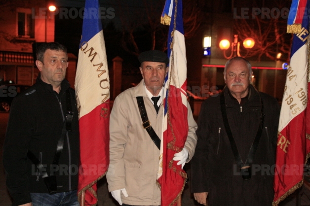 Les
porte-drapeaux : Joseph Teyssier, Albert Vallin et André Fournerie.  Photo
Guy Crozier