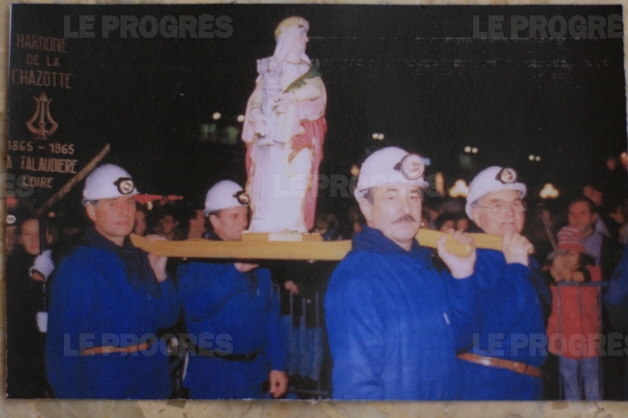 Il y a 15
ans, l'Harmonie de la Chazotte défilait avec les mineurs à Saint-Etienne, au
Musée de la mine.  Photo d'archive.