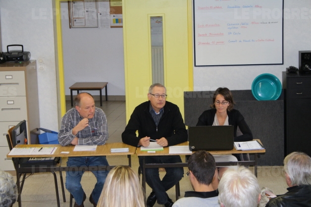 Bernard
Jaboulay trésorier, Pierre Grail président, Emilie Plassard secrétaire de
l'Harmonie de la Chazotte.  Photo Marcel Rascle