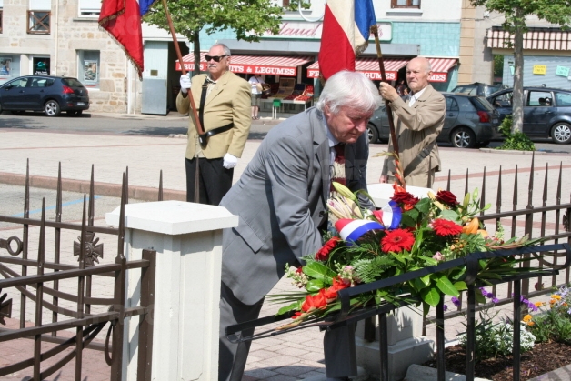 Pascal
Garrido a déposé une gerbe de fleurs au pied du monument aux morts. Photo
Marcel Rascle