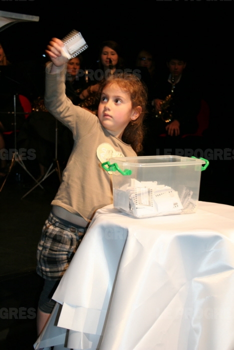 Elora a tiré
au sort les gagnants de la tombola.  Photo Marcel Rascle