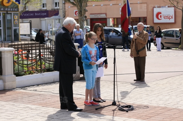 Pascal
Garrido, Aurore et Héléanne lisaient les textes officiels.  Photo Guy
Crozier